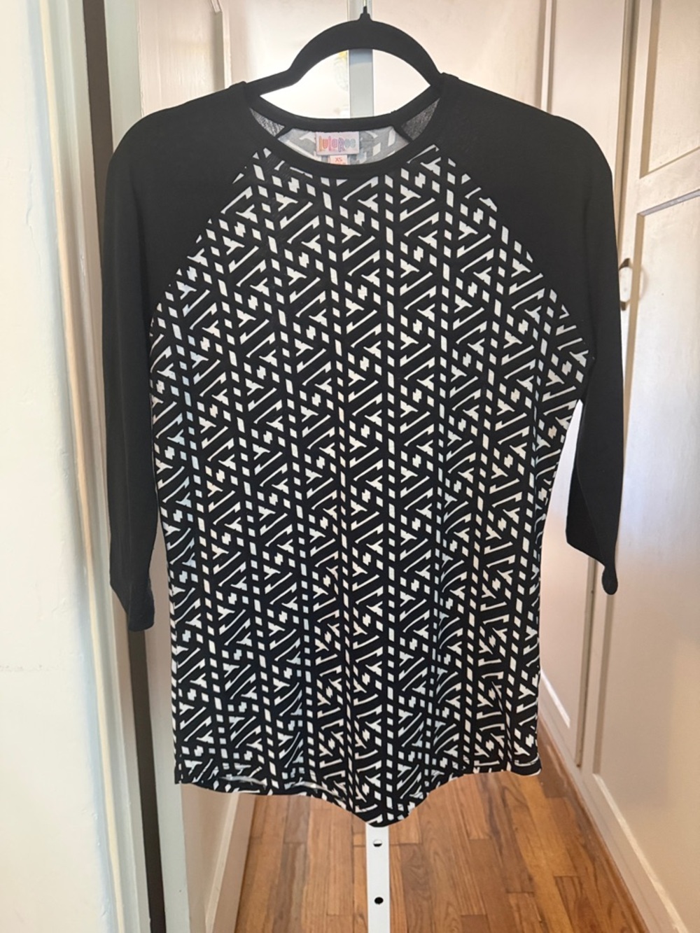 LuLaRoe Randy Black & White Geometric Raglan Long Sleeve Top